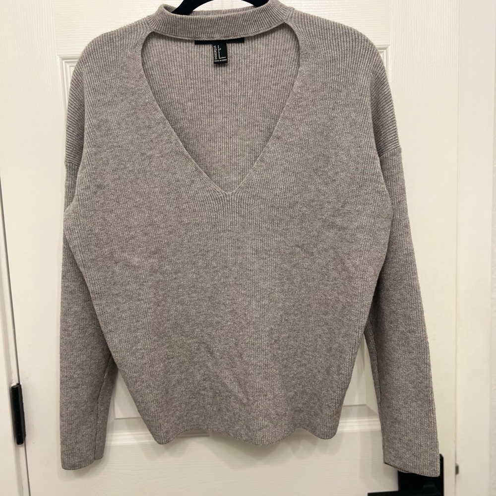 Forever 21 Light Gray Cutout V-Neck Sweater - S
